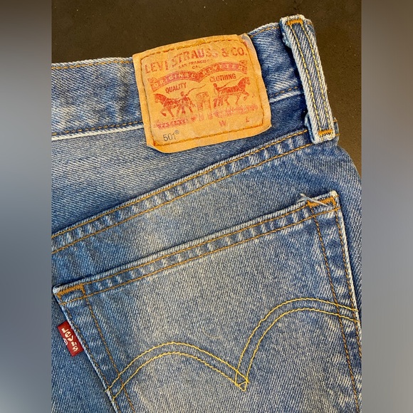 Levi 501 Jean shorts - Picture 3 of 5